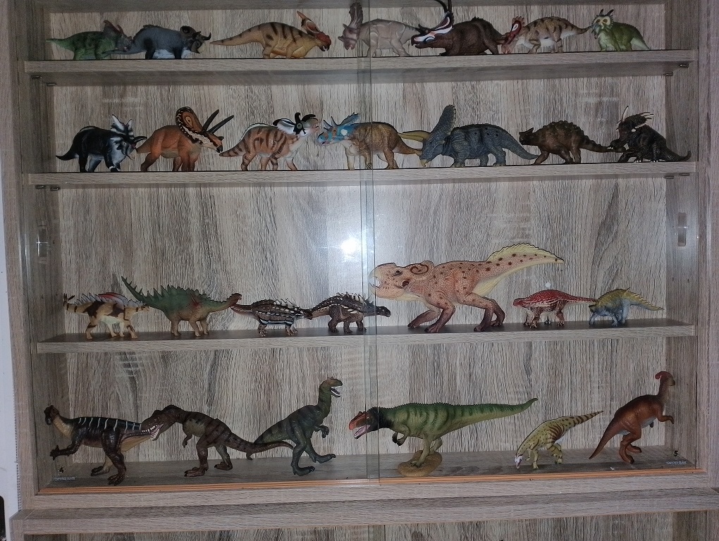 Colección de Dinosaurios de excelente calidad de la reconocida Marca  CollectA + 4 Expositores Vitrinas Cristal + 1 Enciclopedia - La casa del  labrador